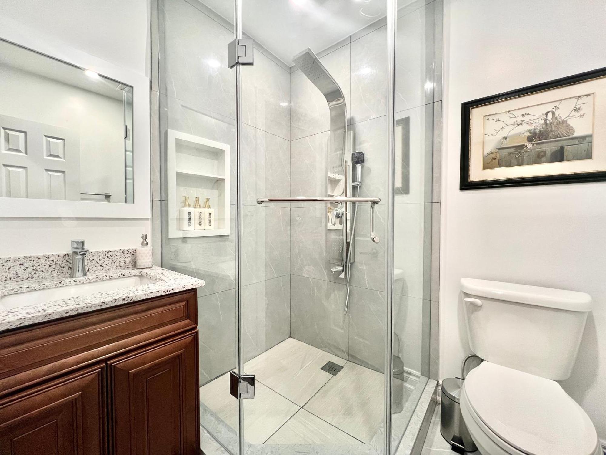 Upgraded Rooms With Bath 7-Min To Subway Near Downsview Rogers Stadium Торонто Екстериор снимка