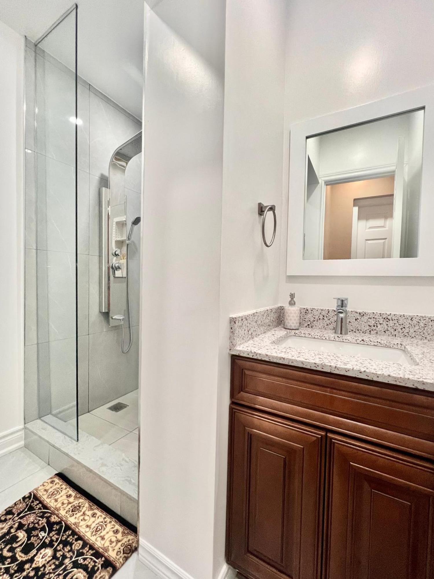 Upgraded Rooms With Bath 7-Min To Subway Near Downsview Rogers Stadium Торонто Екстериор снимка