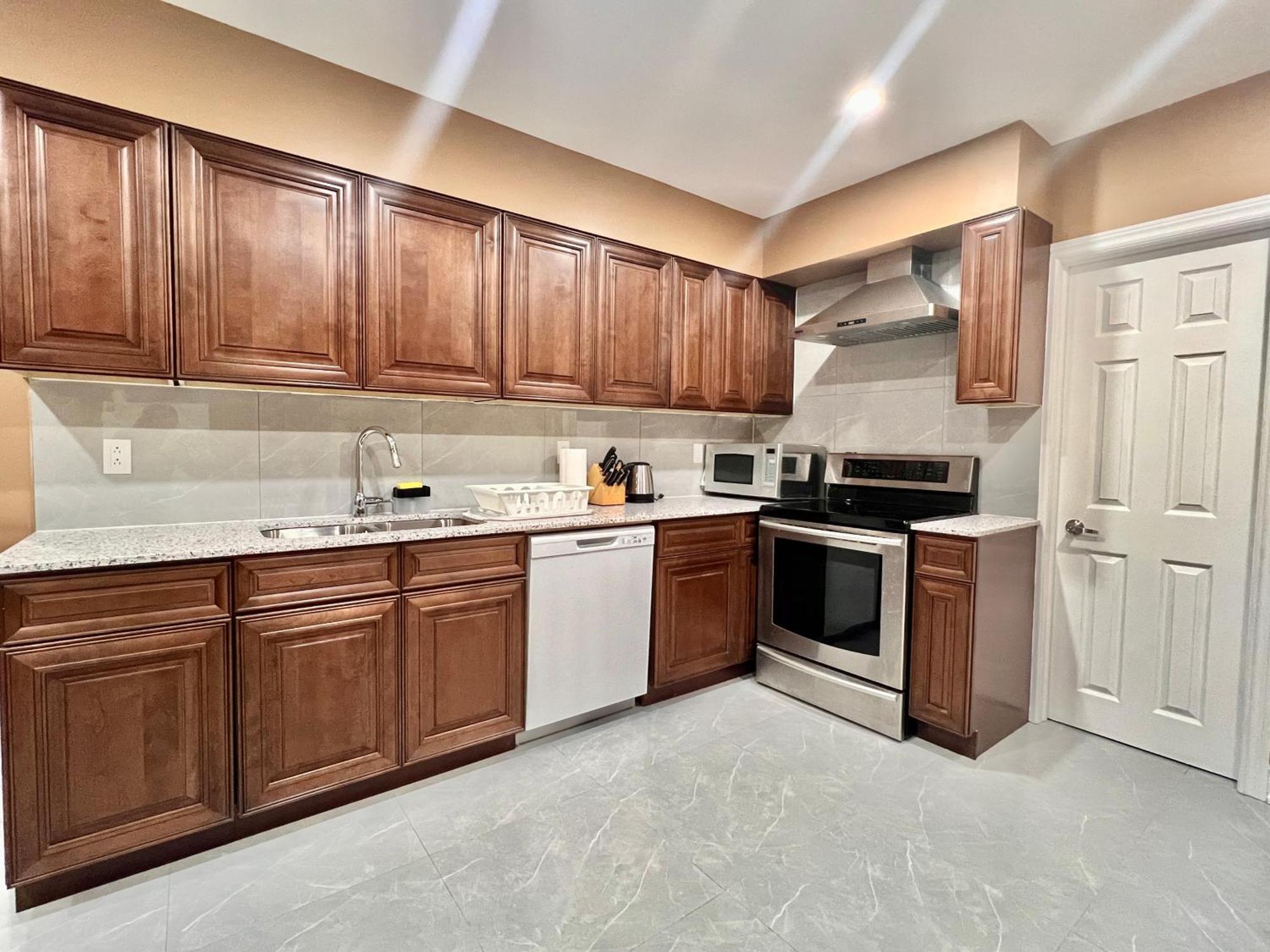 Upgraded Rooms With Bath 7-Min To Subway Near Downsview Rogers Stadium Торонто Екстериор снимка